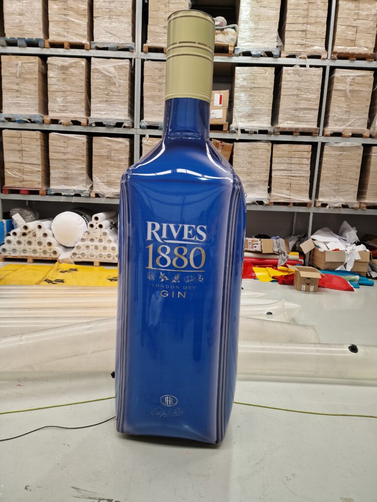 Ingeniería de Réplicas: Impacto Monumental en Marketing de Bebidas Premium